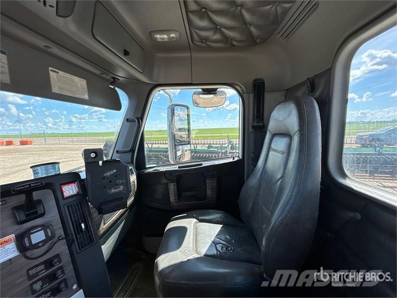 Freightliner Coronado 122 Vetopöytäautot