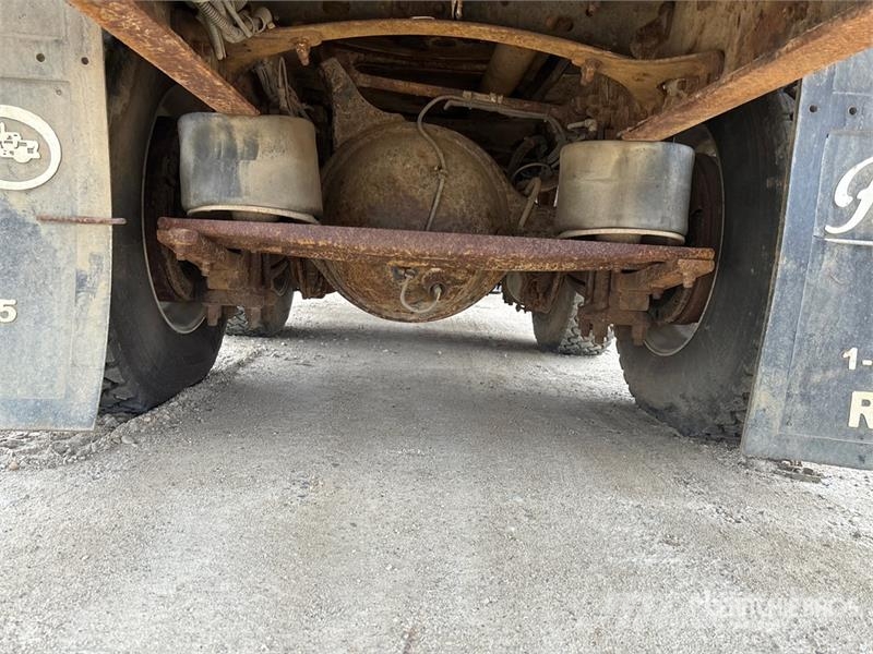 Freightliner Coronado SD 6x4 Sleeper Tanker Truck (Inoperable) Tankwagen