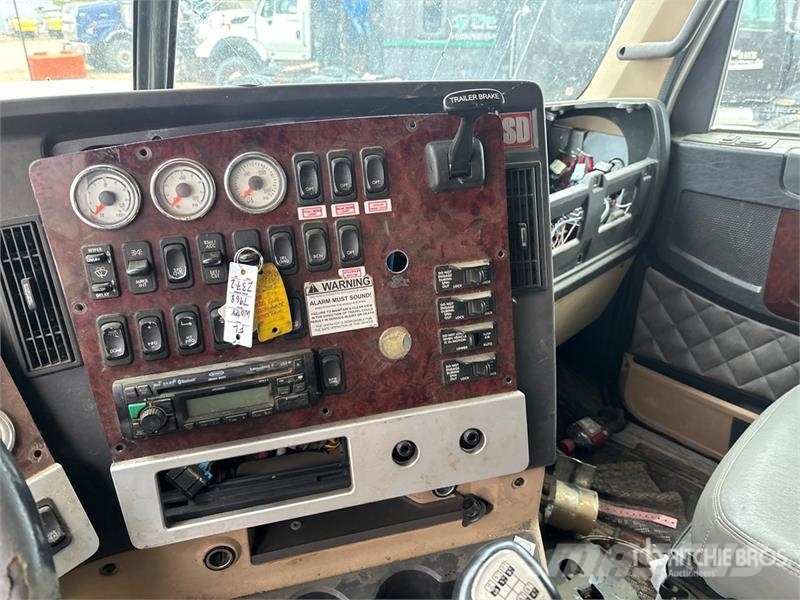 Freightliner Coronado SD 6x4 Sleeper Tanker Truck (Inoperable) Tankwagen