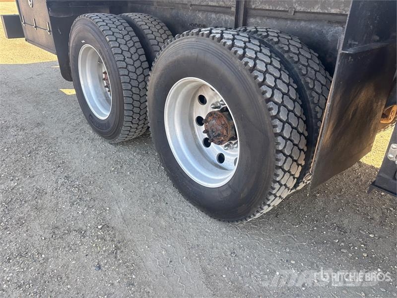 Freightliner Coronado 122 6x4 Lube Truck Грузовики-цистерны