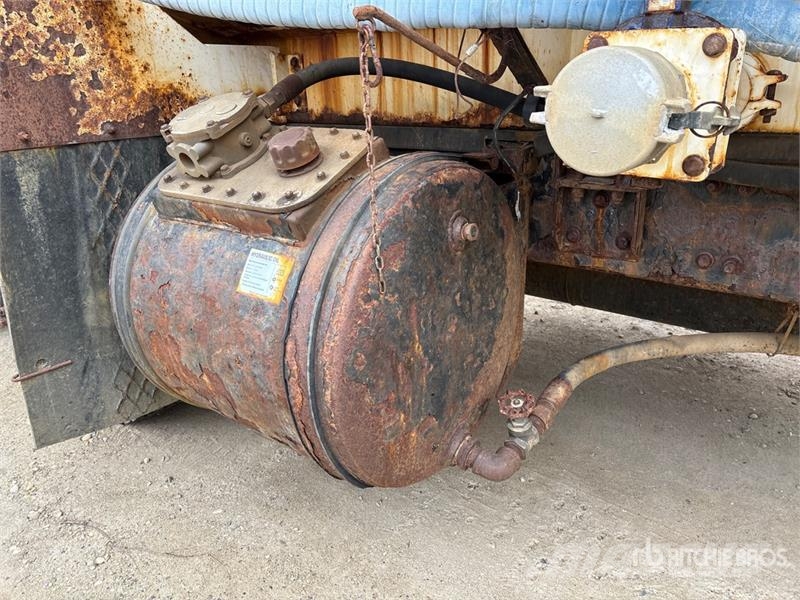 Freightliner Coronado SD 6x4 Sleeper Tanker Truck (Inoperable) Tankwagen