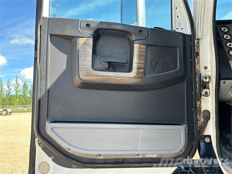 Freightliner Coronado 122 Vetopöytäautot