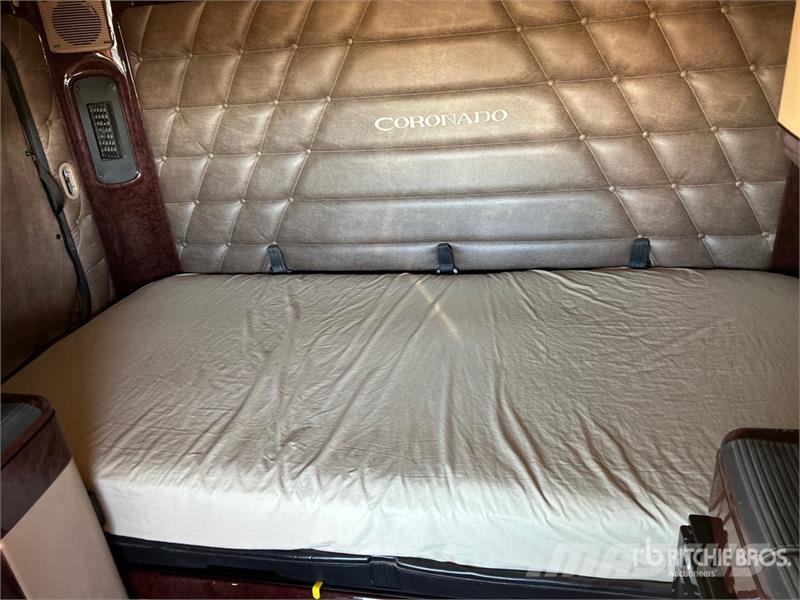 Freightliner Coronado 6x4 T/A Sleeper Truck Tractor Sadulveokid