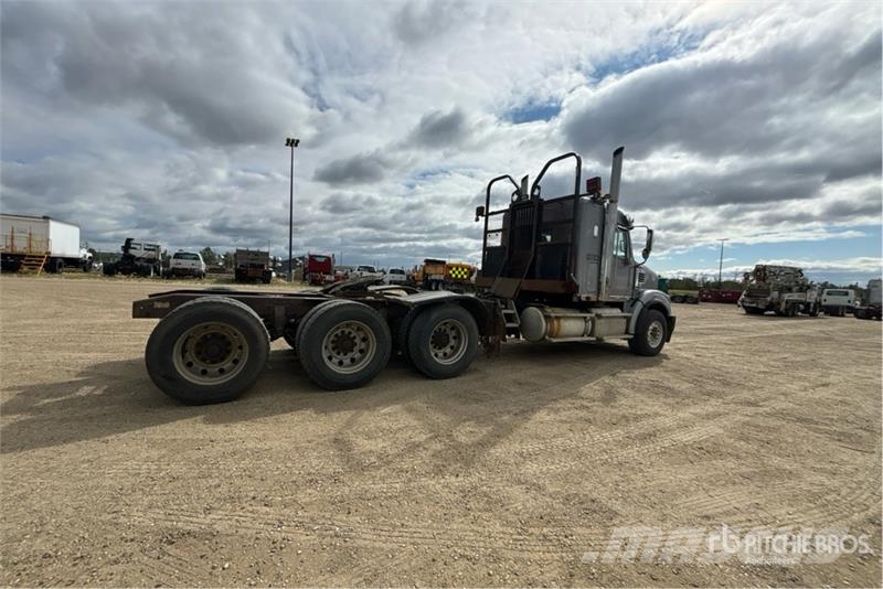 Freightliner Coronado 122SD 8x6 Tri/A Sleeper Truck Tractor Naudoti vilkikai