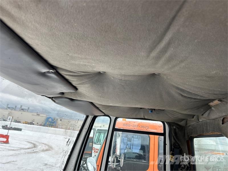 Freightliner FC-80 Hot Patch Truck (Inoperable) 油罐车