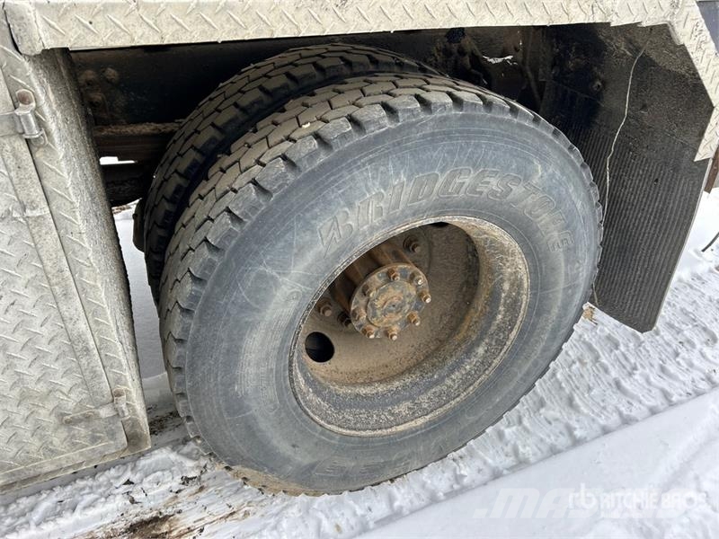 Freightliner FC-80 Hot Patch Truck (Inoperable) 油罐车