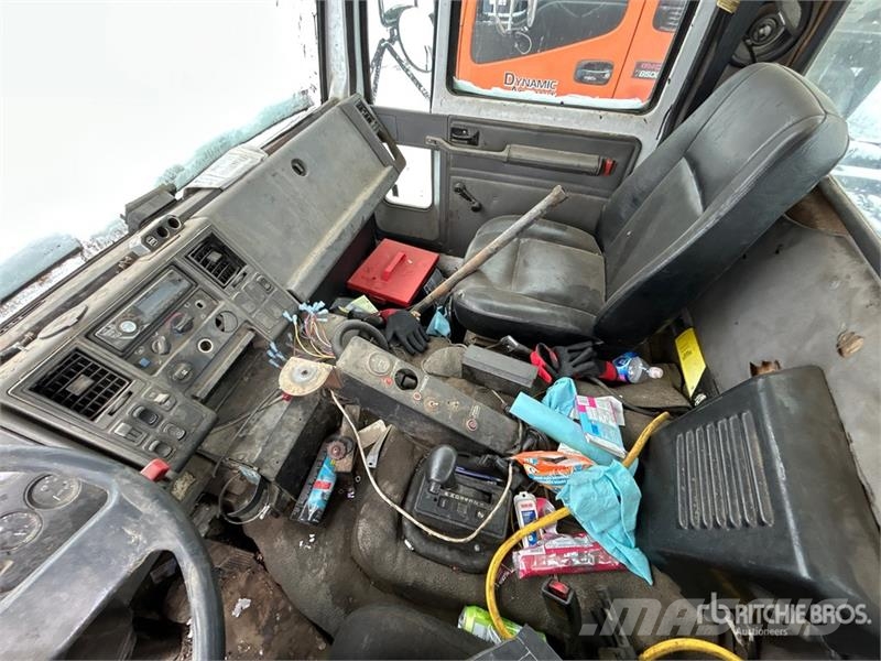 Freightliner FC-80 Hot Patch Truck (Inoperable) 油罐车