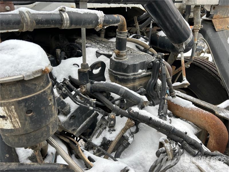 Freightliner FC-80 Hot Patch Truck (Inoperable) 油罐车