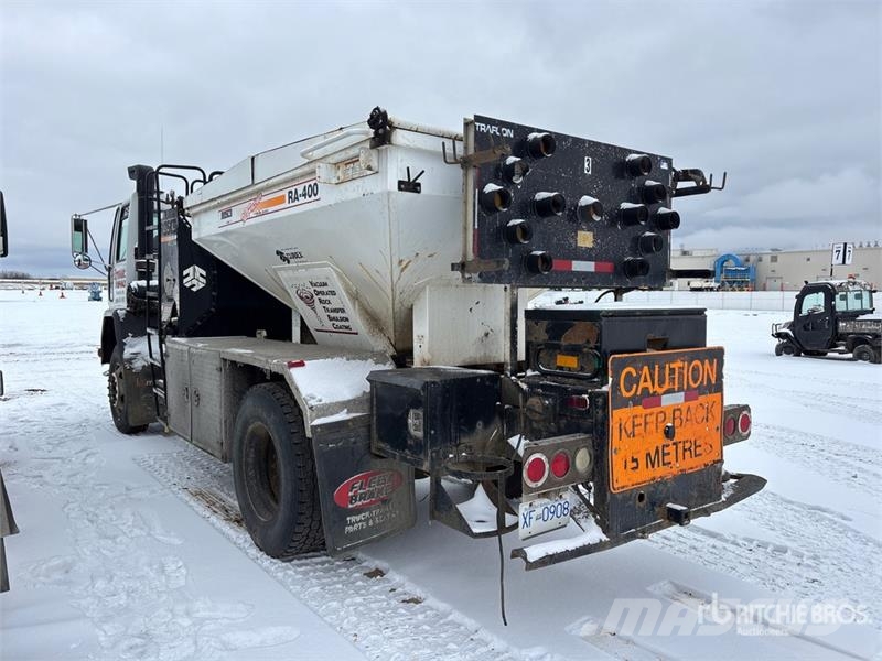 Freightliner FC-80 Hot Patch Truck (Inoperable) 油罐车