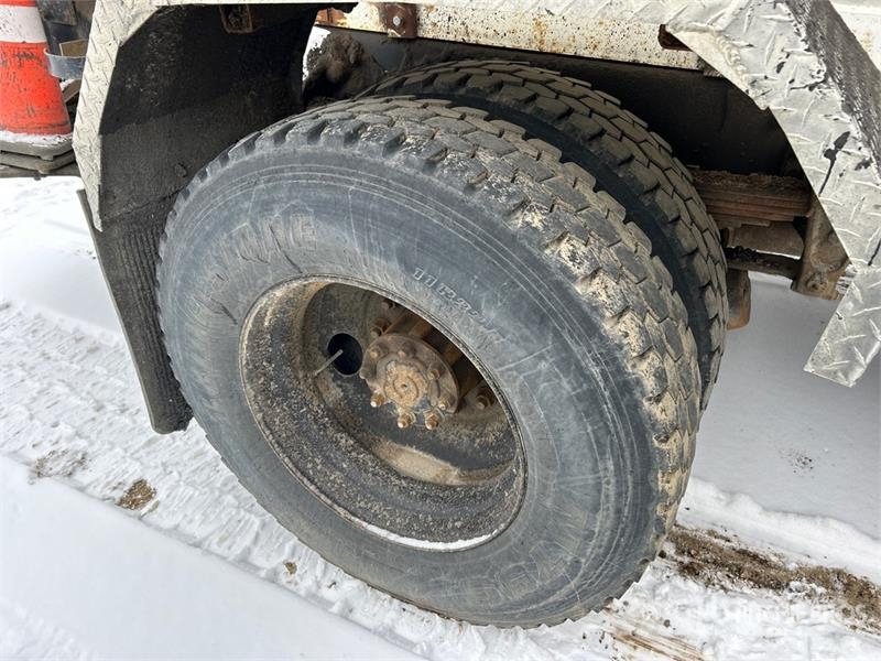 Freightliner FC-80 Hot Patch Truck (Inoperable) 油罐车