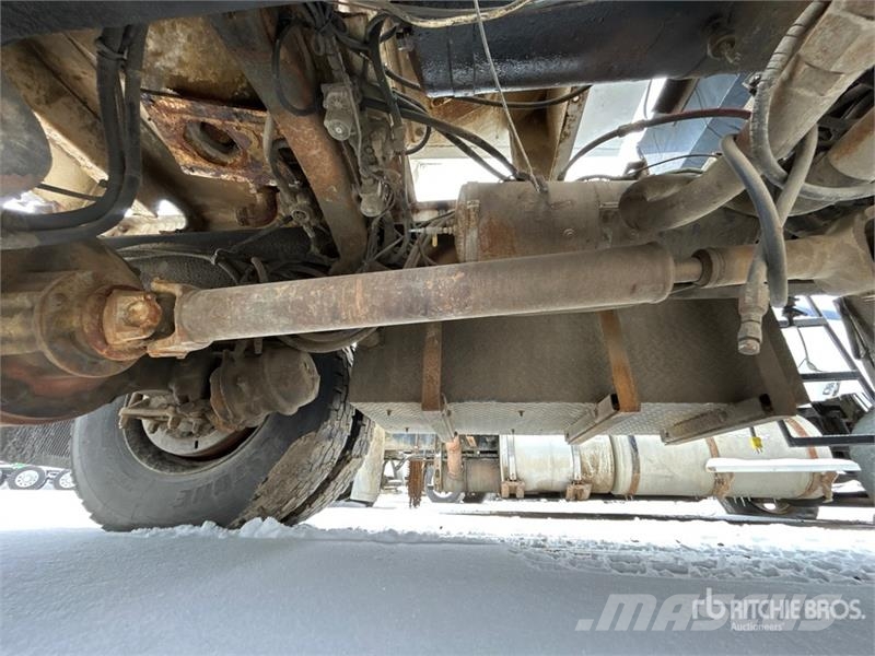 Freightliner FC-80 Hot Patch Truck (Inoperable) 油罐车
