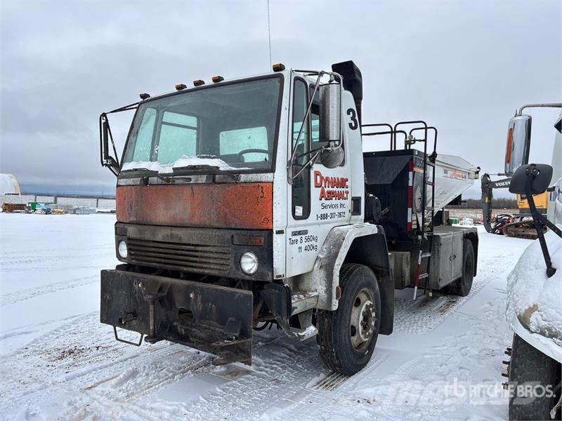 Freightliner FC-80 Hot Patch Truck (Inoperable) 油罐车
