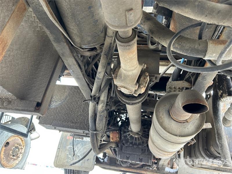 Freightliner FC-80 Hot Patch Truck (Inoperable) 油罐车