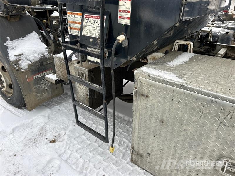 Freightliner FC-80 Hot Patch Truck (Inoperable) 油罐车