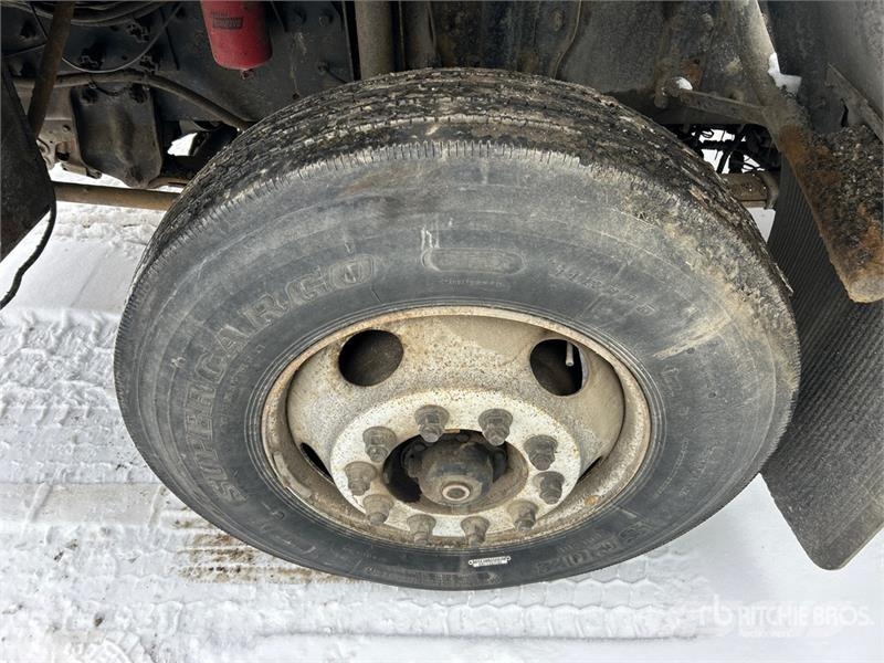 Freightliner FC-80 Hot Patch Truck (Inoperable) 油罐车