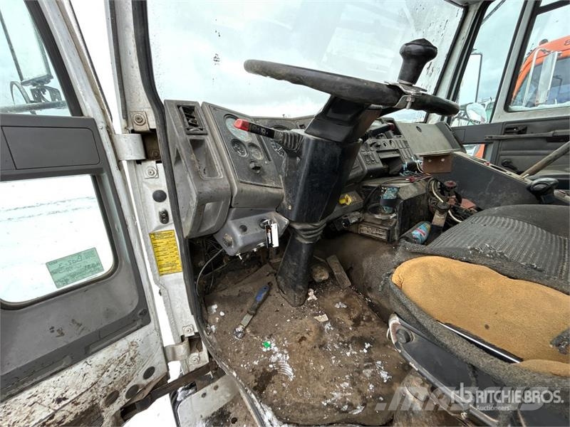 Freightliner FC-80 Hot Patch Truck (Inoperable) 油罐车