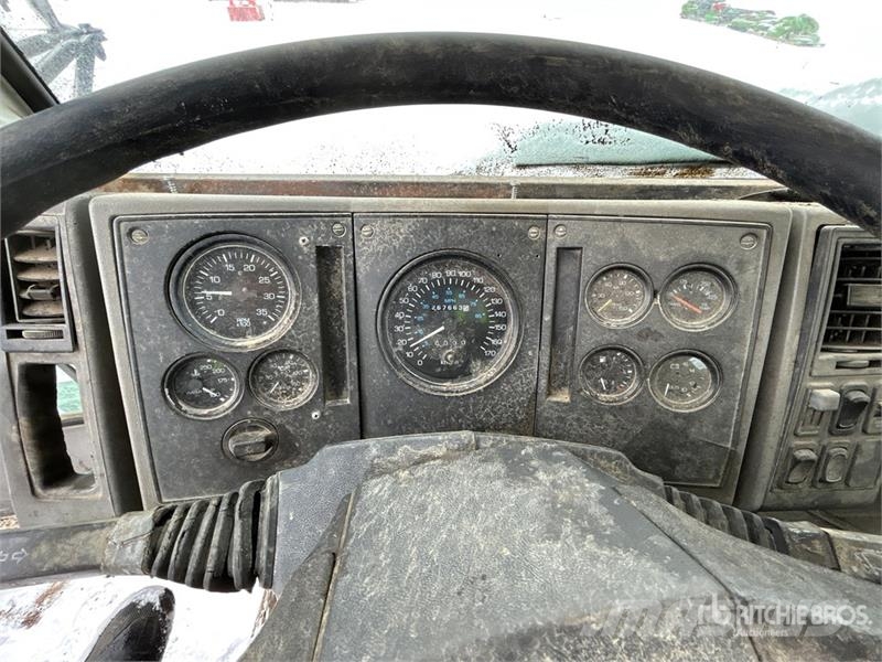 Freightliner FC-80 Hot Patch Truck (Inoperable) 油罐车