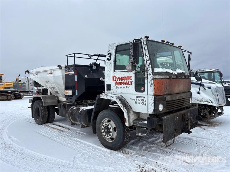 Freightliner FC-80 Hot Patch Truck (Inoperable) 油罐车