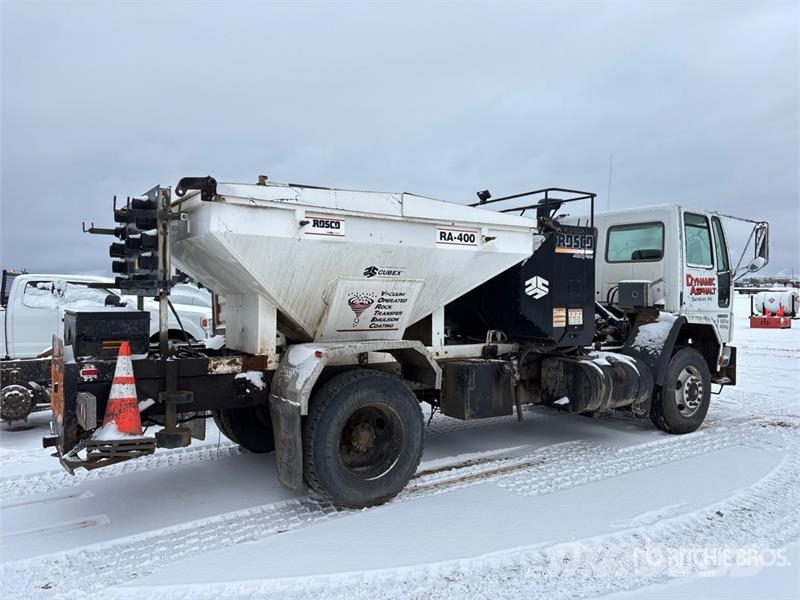 Freightliner FC-80 Hot Patch Truck (Inoperable) 油罐车
