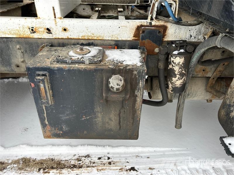 Freightliner FC-80 Hot Patch Truck (Inoperable) 油罐车