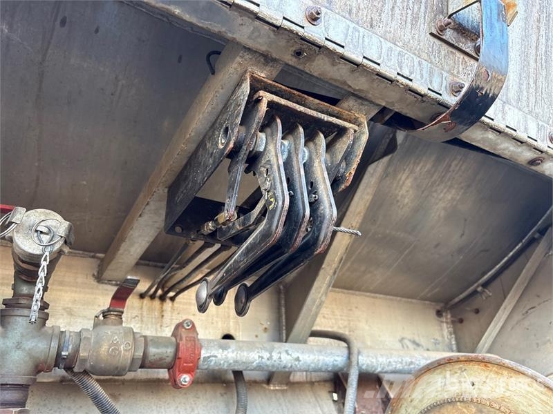 Freightliner FL 106 16800 L 6x4 Fuel Truck Tankbiler