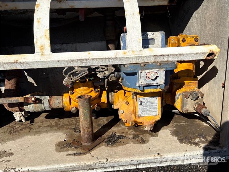 Freightliner FL 106 16800 L 6x4 Fuel Truck Tankbiler