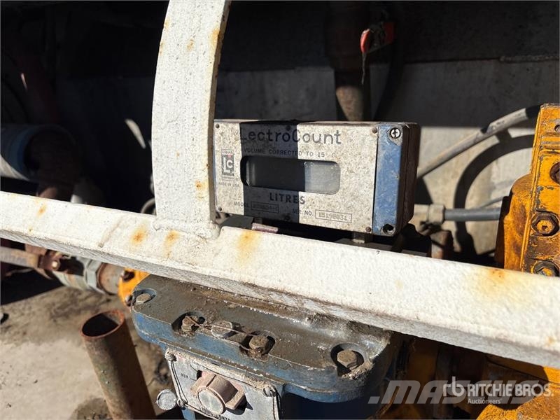 Freightliner FL 106 16800 L 6x4 Fuel Truck Tankbiler