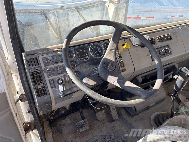 Freightliner FL 106 16800 L 6x4 Fuel Truck Tankbiler