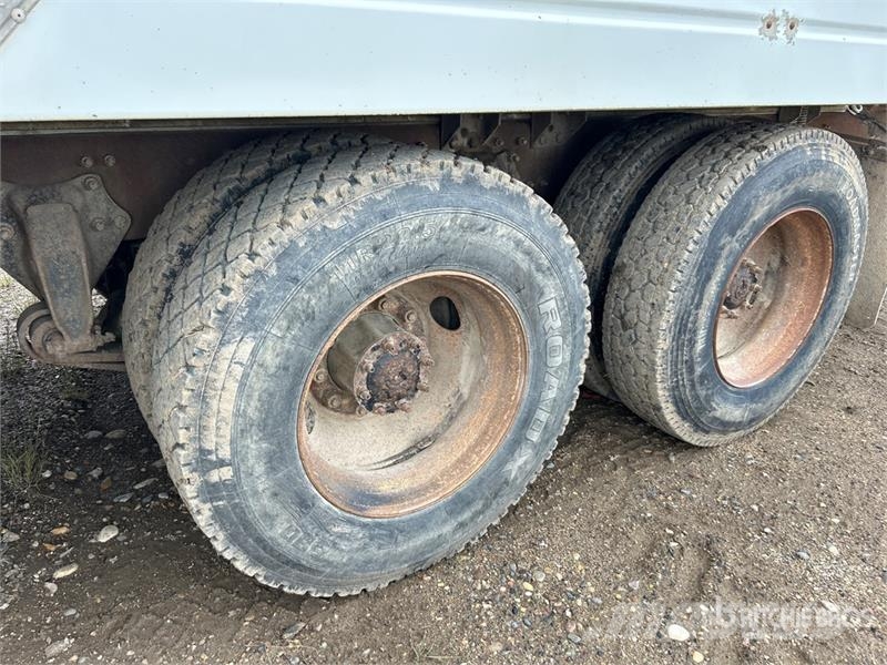 Freightliner FL 80 شاحنات ذات صهاريج