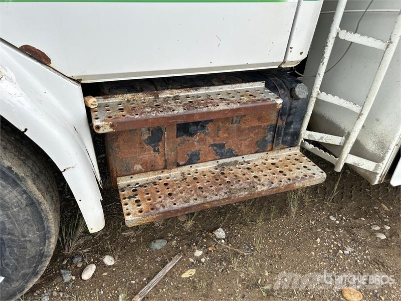 Freightliner FL 80 شاحنات ذات صهاريج