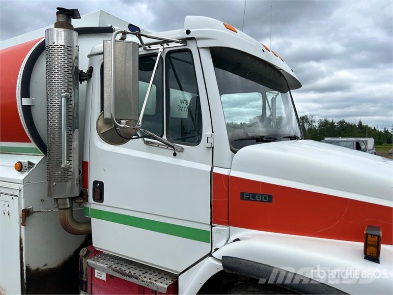 Freightliner FL 80 شاحنات ذات صهاريج