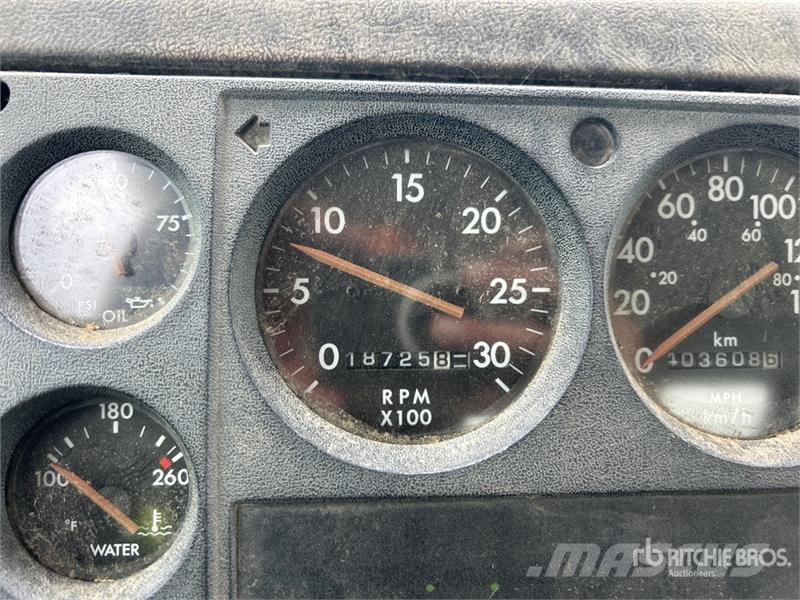 Freightliner FL 80 شاحنات ذات صهاريج