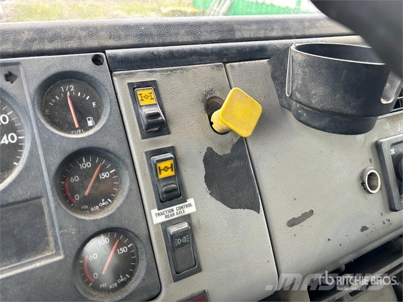 Freightliner FL 80 شاحنات ذات صهاريج
