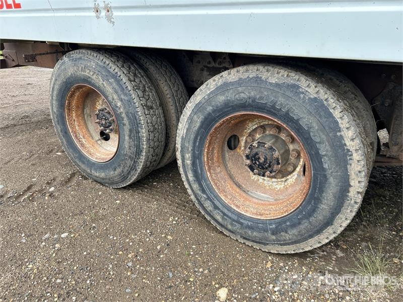 Freightliner FL 80 شاحنات ذات صهاريج