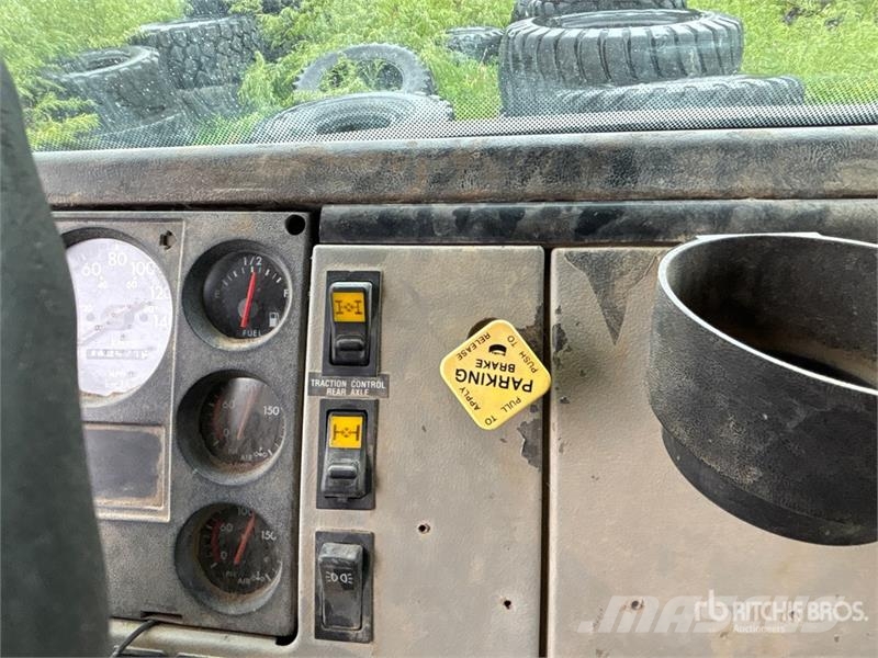 Freightliner FL106 16800 L 6x4 Fuel Truck Camiones cisterna