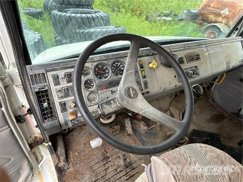 Freightliner FL106 16800 L 6x4 Fuel Truck Camiones cisterna