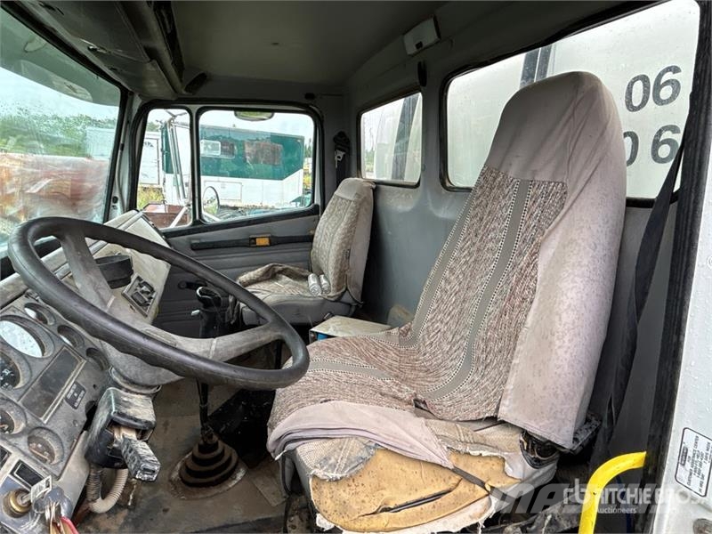 Freightliner FL106 16800 L 6x4 Fuel Truck Camiones cisterna