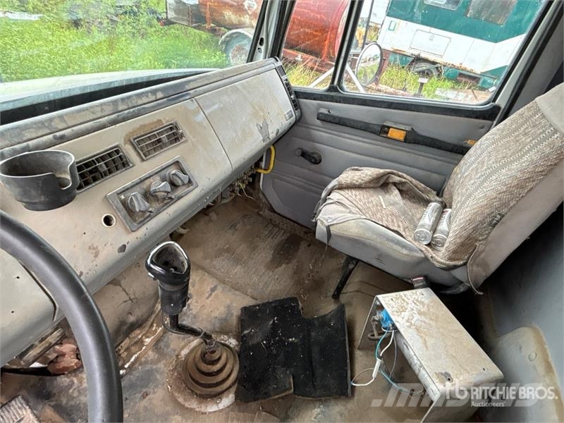 Freightliner FL106 16800 L 6x4 Fuel Truck Camiones cisterna