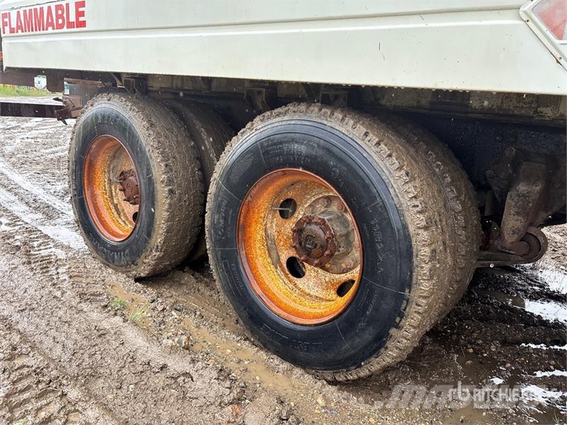 Freightliner FL106 16800 L 6x4 Fuel Truck Camiones cisterna