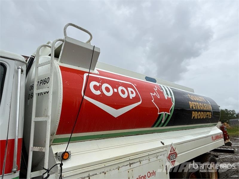 Freightliner FL106 16800 L 6x4 Fuel Truck Camiones cisterna