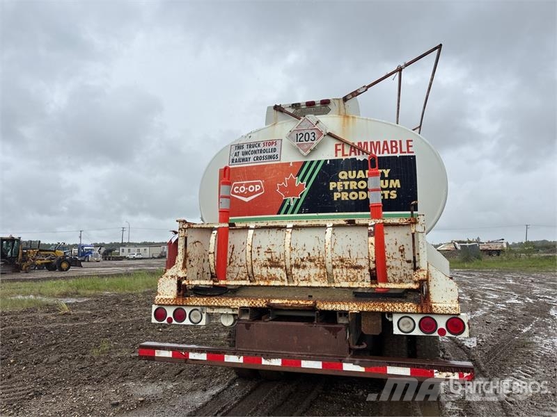 Freightliner FL106 16800 L 6x4 Fuel Truck Camiones cisterna