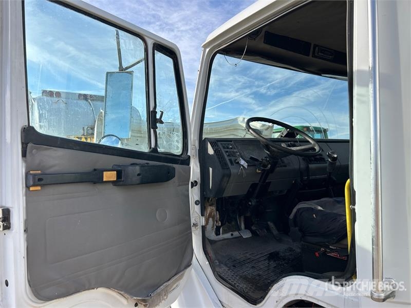 Freightliner FL80 4000 gal 6x4 Water Truck Su tankerleri