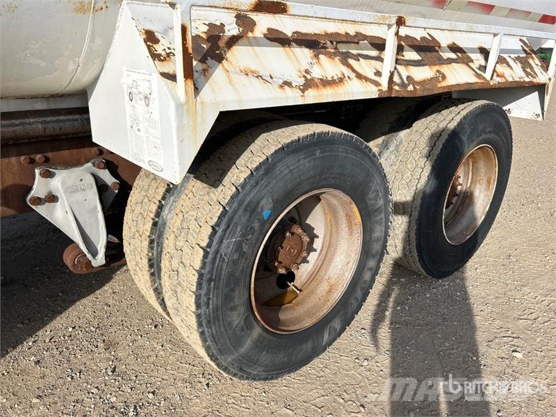 Freightliner FL80 4000 gal 6x4 Water Truck Su tankerleri