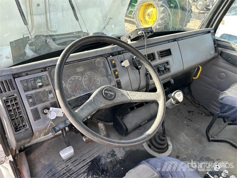 Freightliner FL80 4000 gal 6x4 Water Truck Su tankerleri