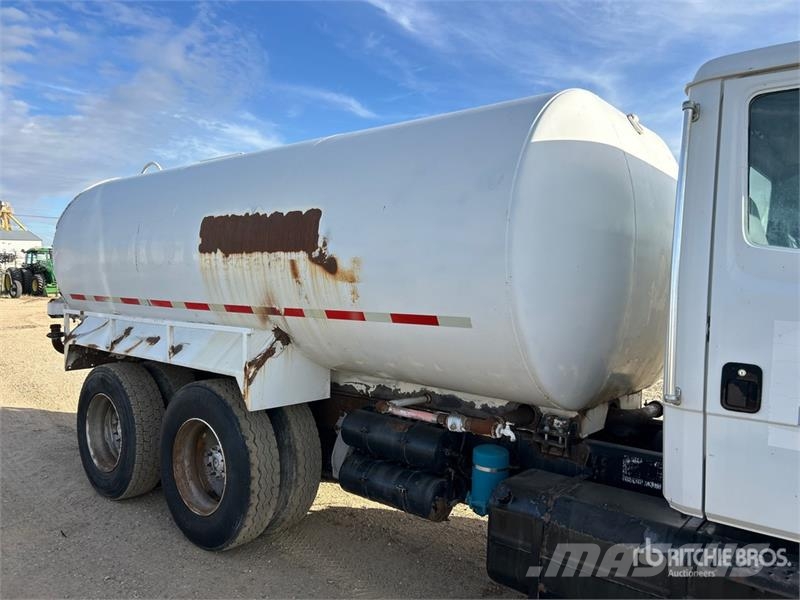 Freightliner FL80 4000 gal 6x4 Water Truck Su tankerleri