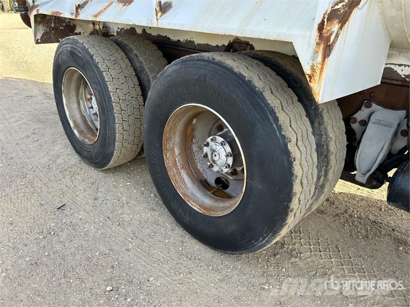 Freightliner FL80 4000 gal 6x4 Water Truck Su tankerleri