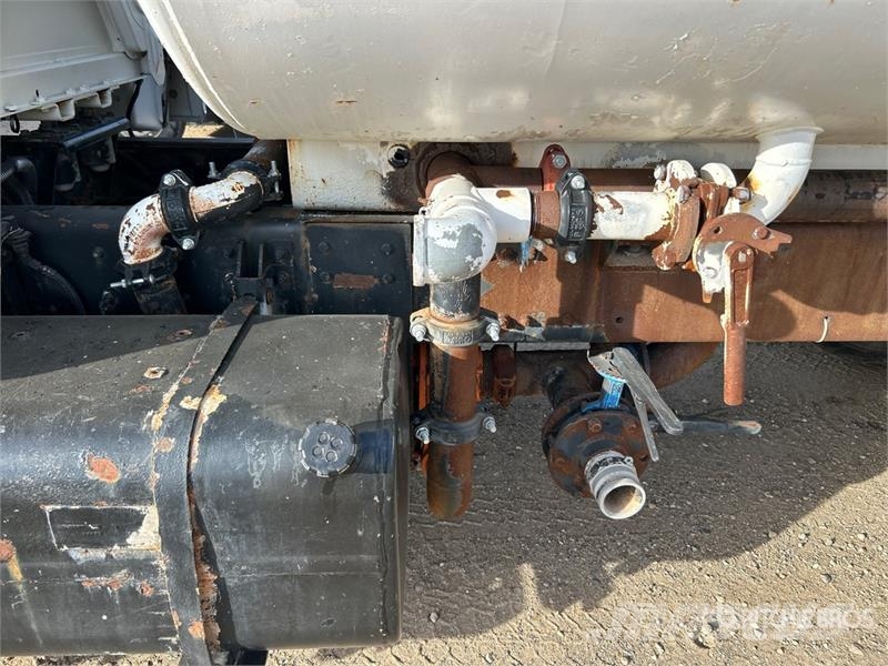 Freightliner FL80 4000 gal 6x4 Water Truck Su tankerleri