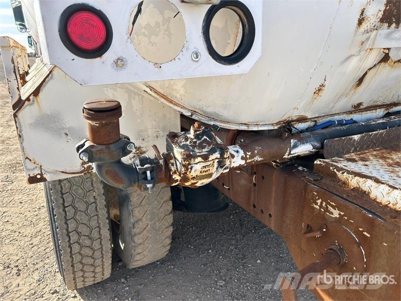Freightliner FL80 4000 gal 6x4 Water Truck Su tankerleri