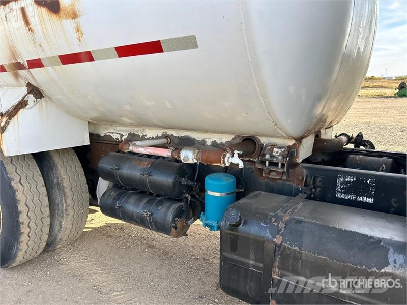Freightliner FL80 4000 gal 6x4 Water Truck Su tankerleri