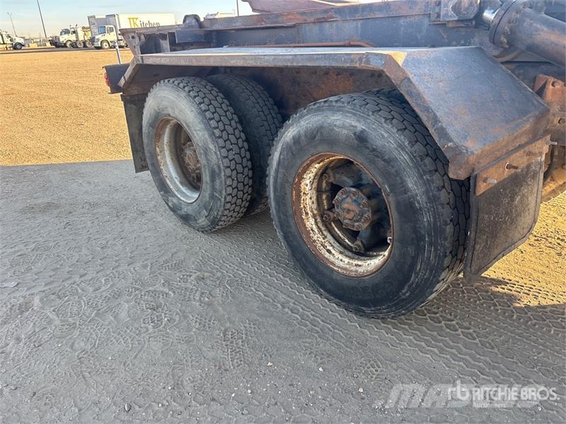 Freightliner FLC 112 6x4 Roll-Off Truck Camiones portacubetas